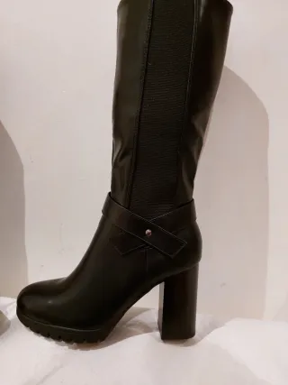 Stivali alti neri con tacco