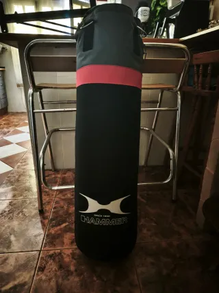 Saco de boxeo y soporte de pared