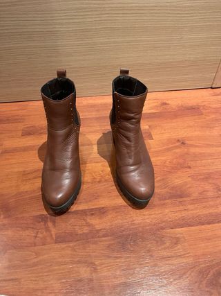 Botines de piel marrones con tachuelas