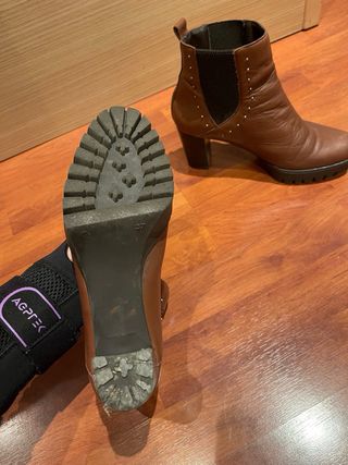 Botines de piel marrones con tachuelas