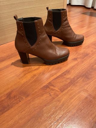 Botines de piel marrones con tachuelas