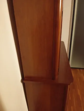 Aparador de madera con vitrina