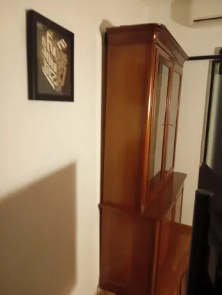 Aparador de madera con vitrina