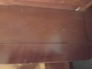 Aparador de madera con vitrina