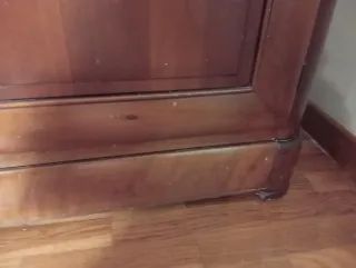 Aparador de madera con vitrina