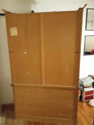 Aparador de madera con vitrina