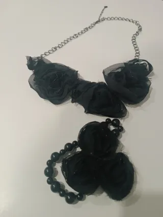Conjunto collar y pulsera rosas negras