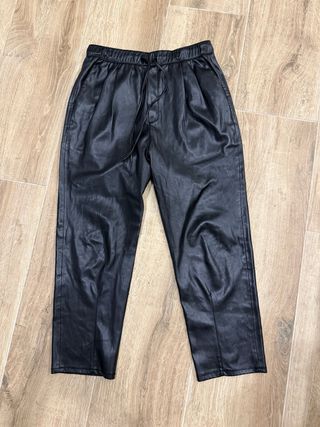 Pantalones negros efecto piel Zara