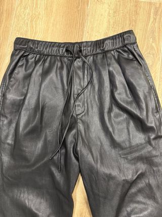 Pantalones negros efecto piel Zara