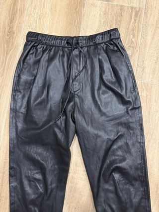Pantalones negros efecto piel Zara