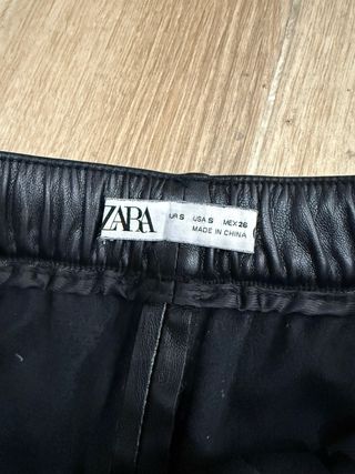 Pantalones negros efecto piel Zara