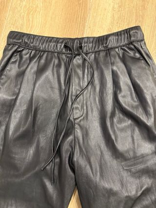 Pantalones negros efecto piel Zara