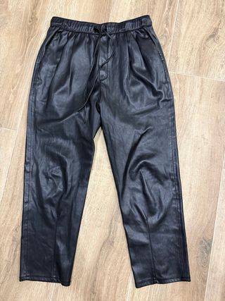 Pantalones negros efecto piel Zara
