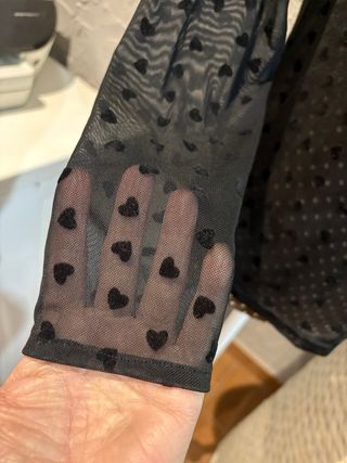 Blusa negra manga larga con corazones