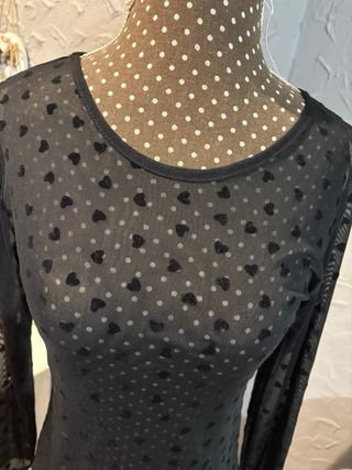 Blusa negra manga larga con corazones