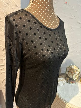Blusa negra manga larga con corazones