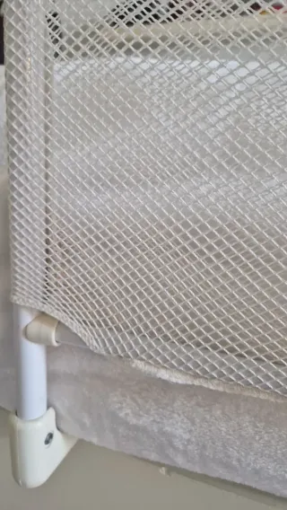 Barrera protectora metálica cama bebé