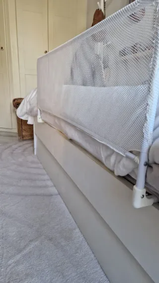 Barrera protectora metálica cama bebé