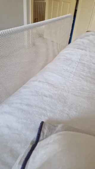 Barrera protectora metálica cama bebé