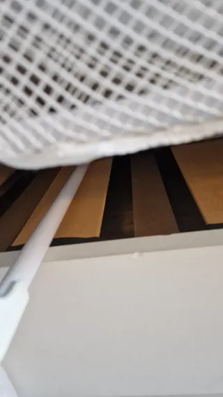 Barrera protectora metálica cama bebé