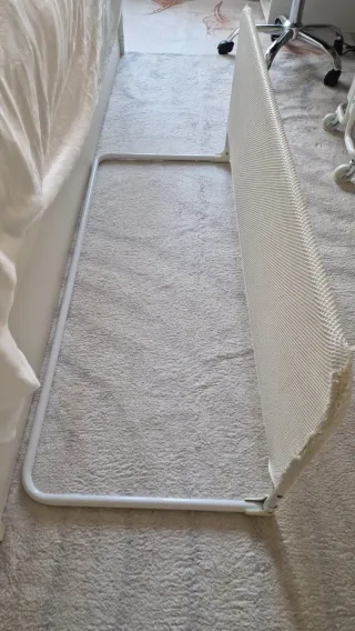 Barrera protectora metálica cama bebé