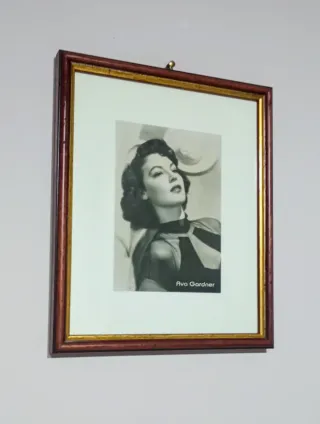 Cartolina Ava Gardner con cornice in legno