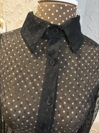 Blusa de Malla Negra con Lunares