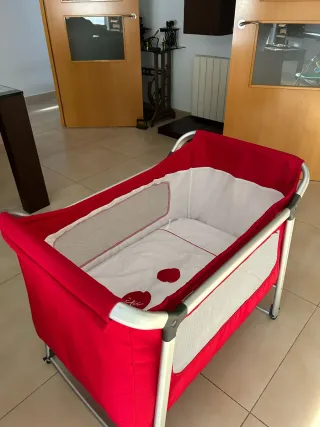 Cuna de viaje roja