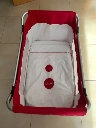 Cuna de viaje roja