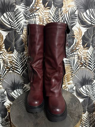 Stivali alti bordeaux con tasche