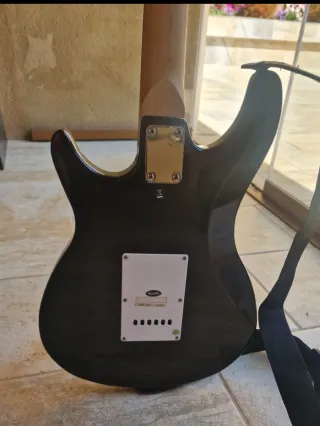Guitarra Eléctrica Behringer Negra