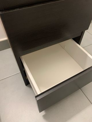 Mesita de noche negra