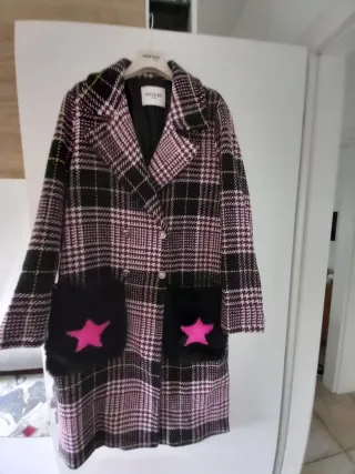 Cappotto a quadri rosa e nero con stelle