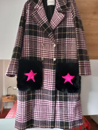 Cappotto a quadri rosa e nero con stelle