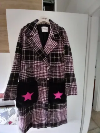 Cappotto a quadri rosa e nero con stelle