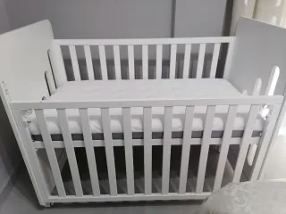Cuna blanca con colchón visco elástico y colcha