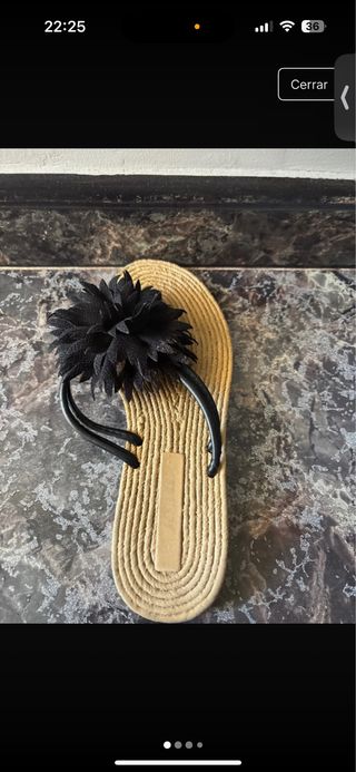 Chanclas beige con flor negra
