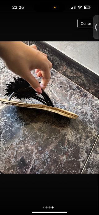 Chanclas beige con flor negra