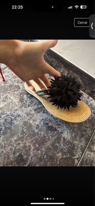 Chanclas beige con flor negra