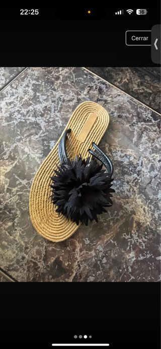 Chanclas beige con flor negra