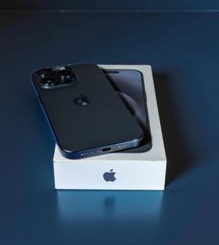 iPhone 15 Pro 128GB con scatola e cavo