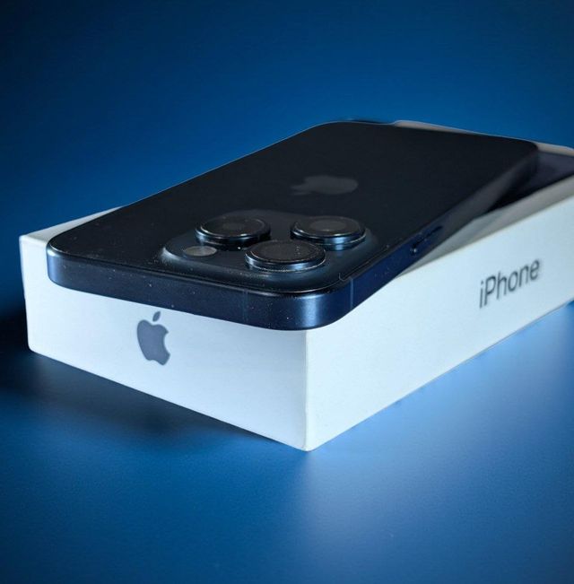 iPhone 15 Pro 128GB con caja y cable