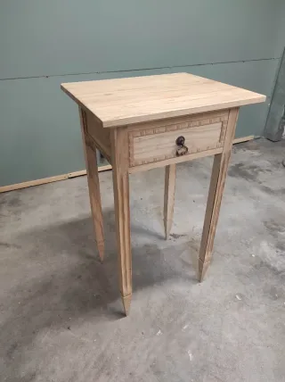Tavolino in legno con cassetto