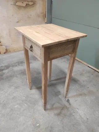 Tavolino in legno con cassetto