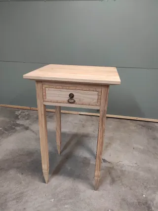 Tavolino in legno con cassetto