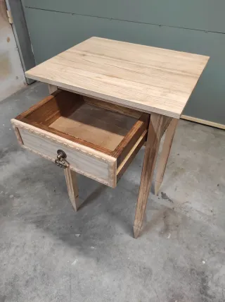 Tavolino in legno con cassetto