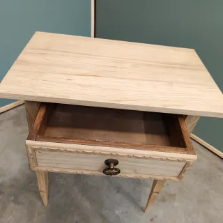 Tavolino in legno con cassetto