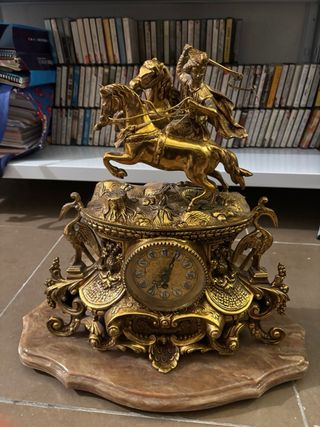 Reloj de sobremesa dorado antiguo