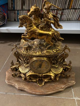 Reloj de sobremesa dorado antiguo