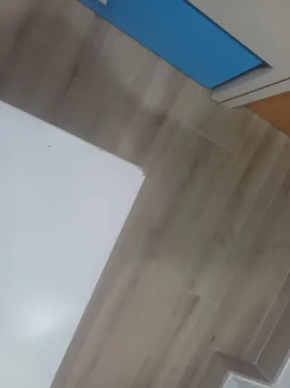 Banco de madera blanco